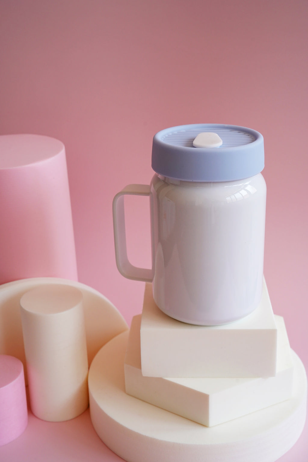 Tazza in acciaio con manico e coperchio in silicone