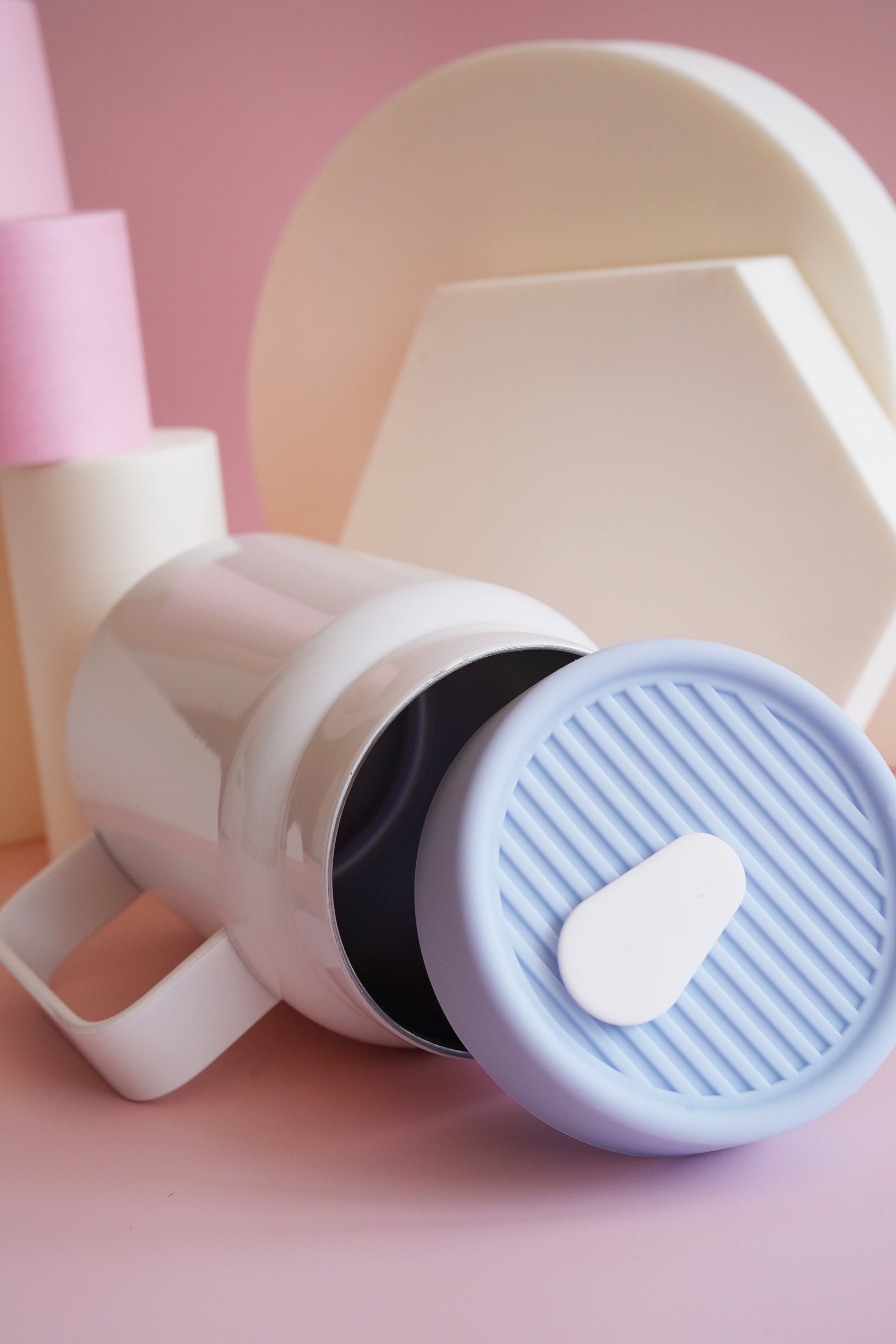 Tazza in acciaio con manico e coperchio in silicone