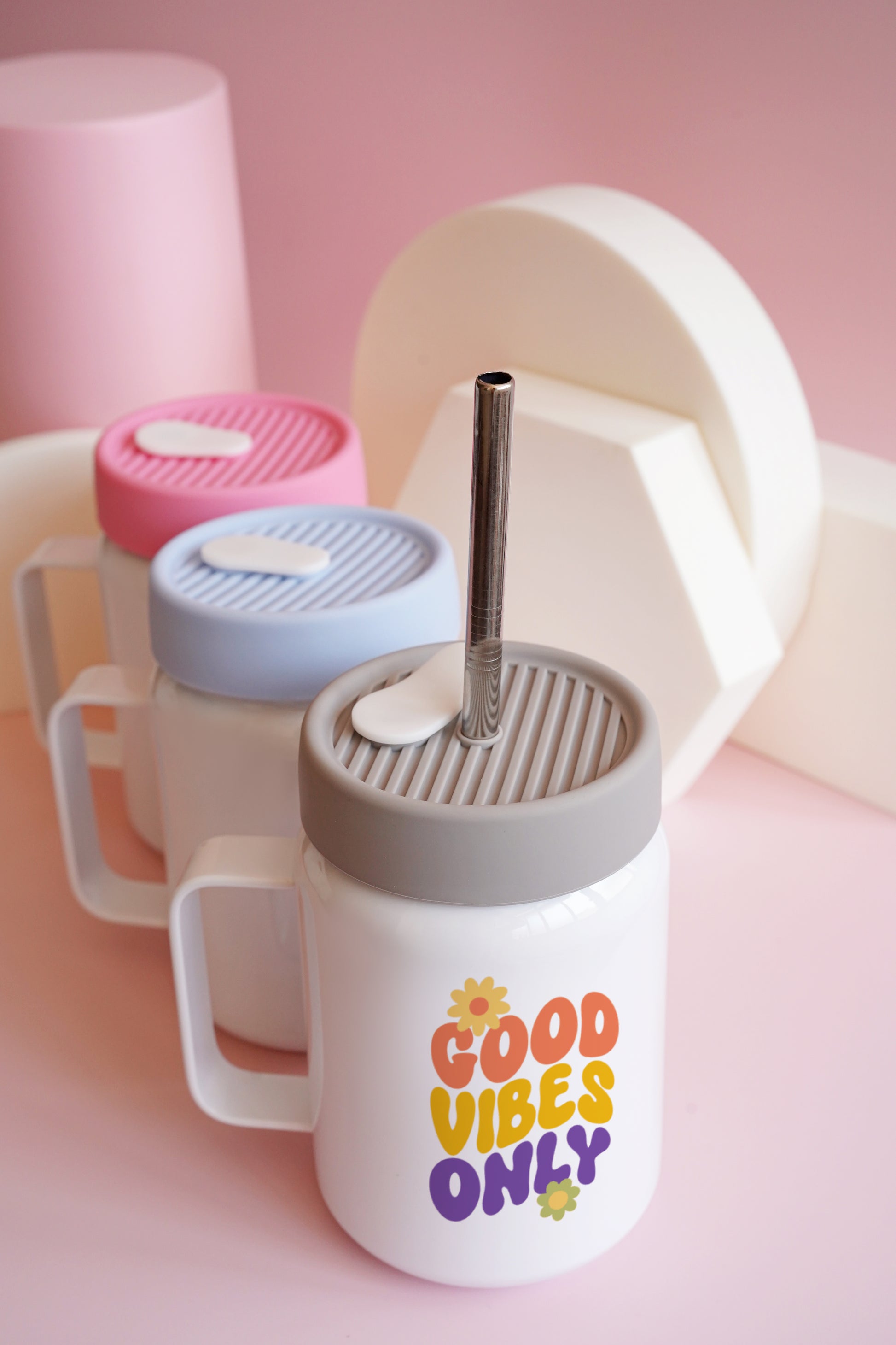 Tazza in acciaio con manico e coperchio in silicone