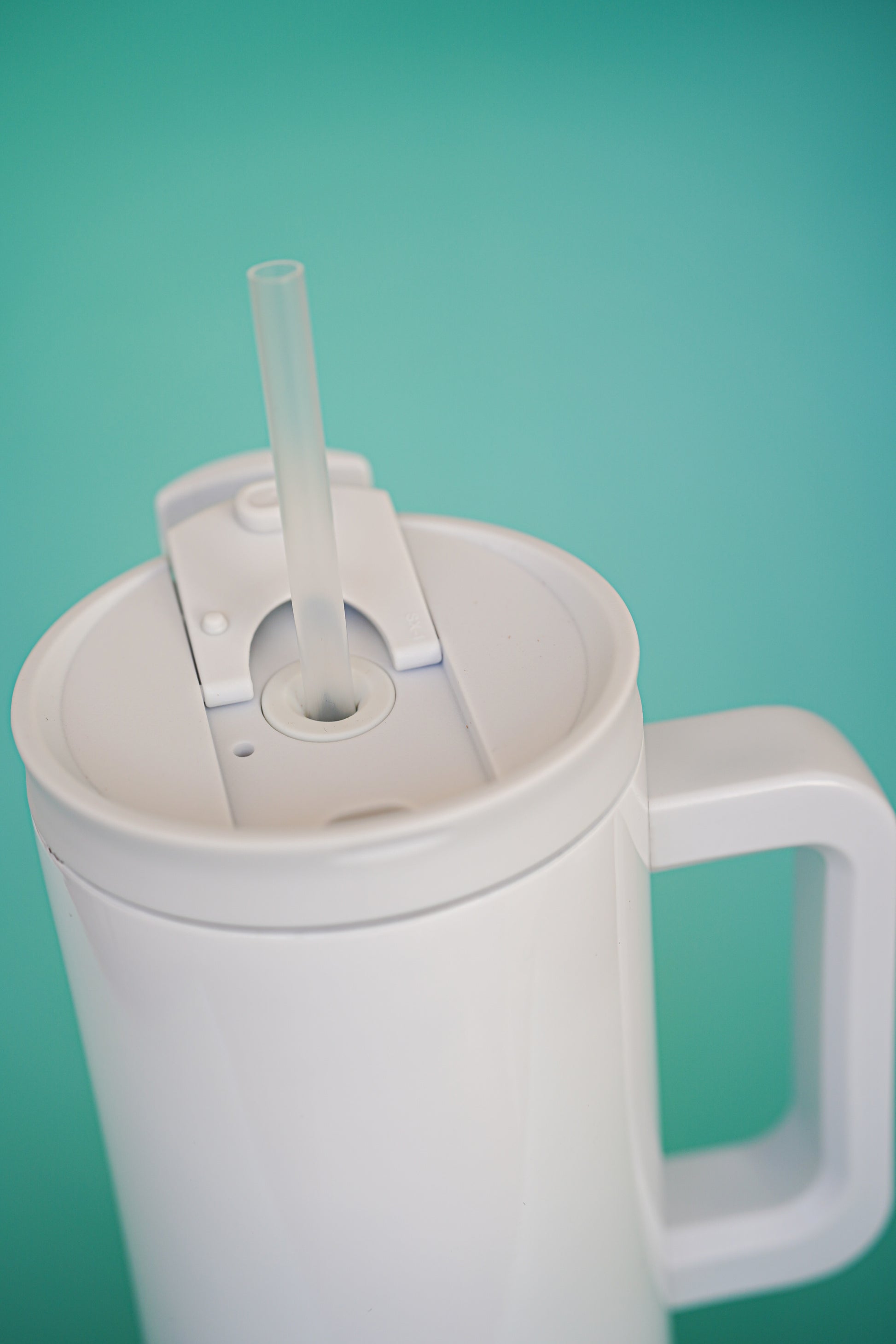 Tazza "Nome" con cannuccia e manico bianco