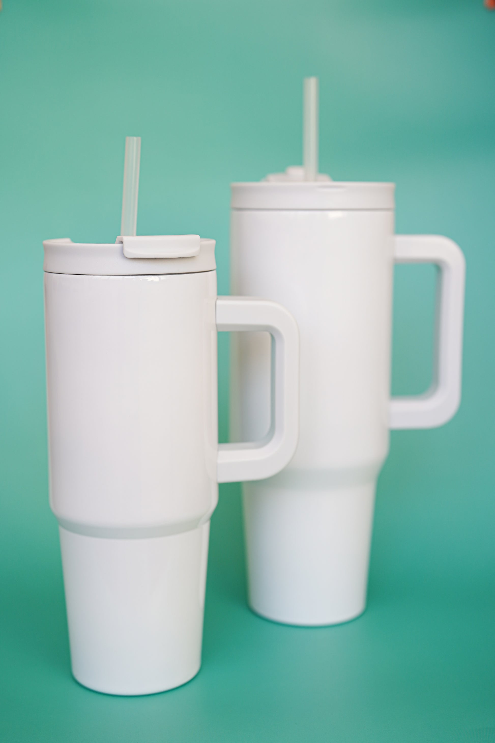 Tazza "Nome" con cannuccia e manico bianco