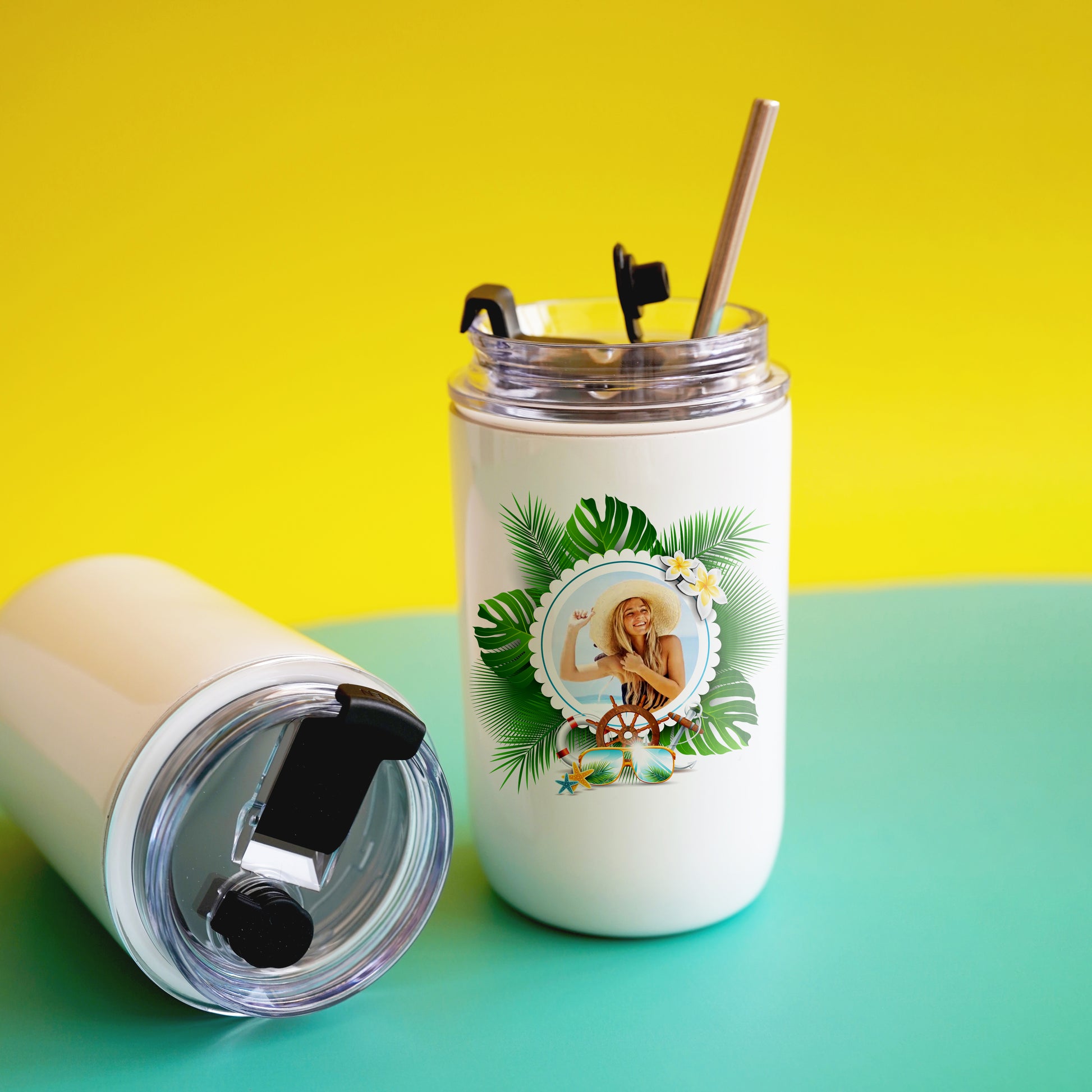 Tazza con coperchio e cannuccia