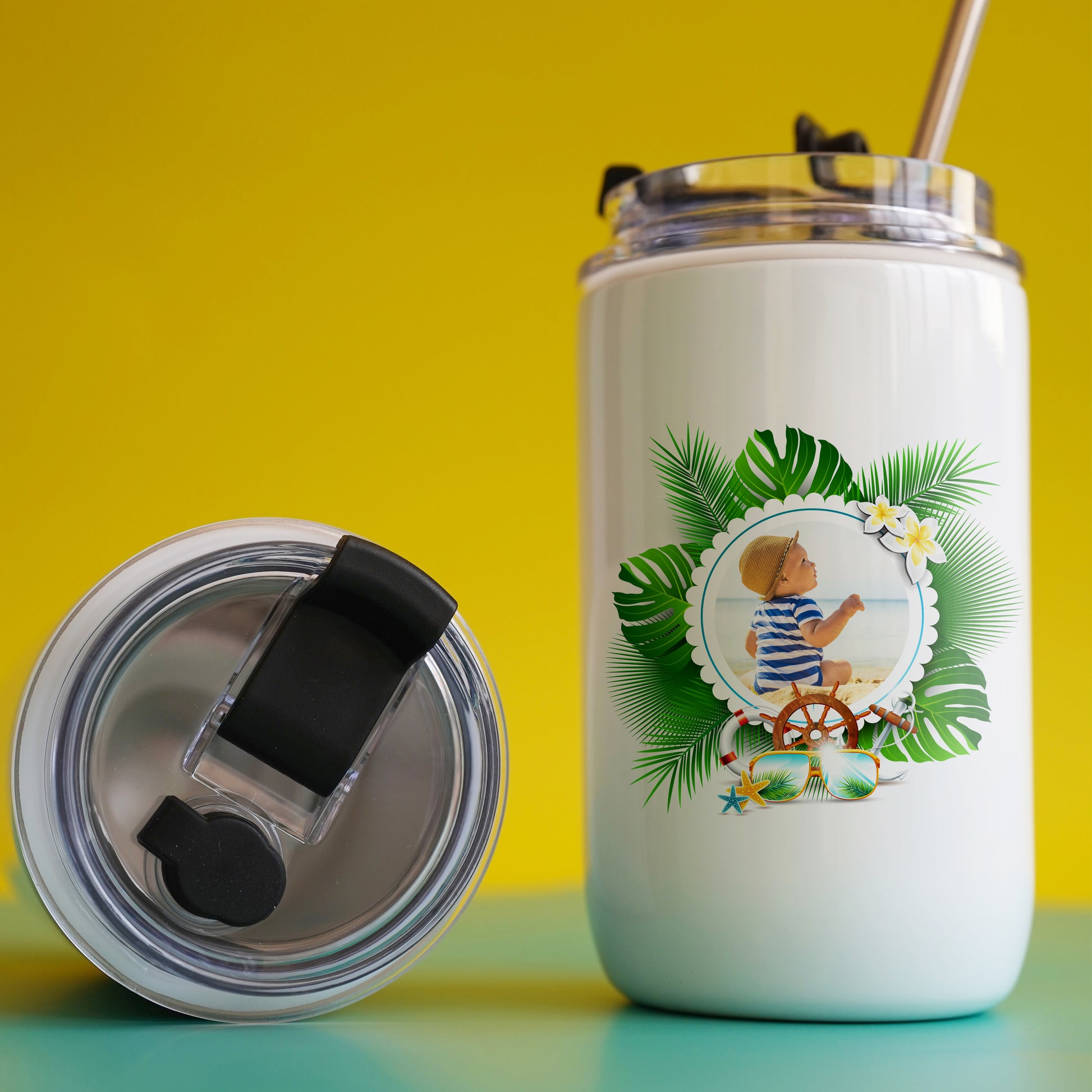 Tazza con coperchio e cannuccia